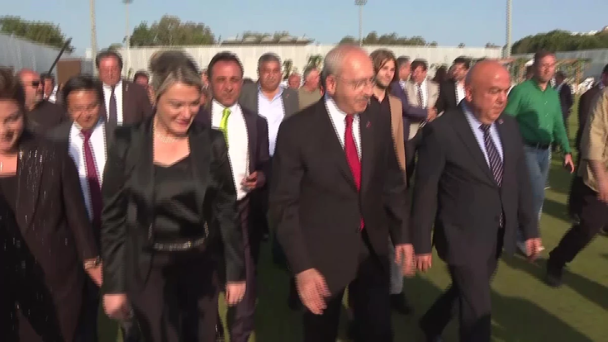 Kılıçdaroğlu, Gökhan Böcek ve Zeynep Kerimoğlu\'nun Nikah Şahitliğini Yaptı