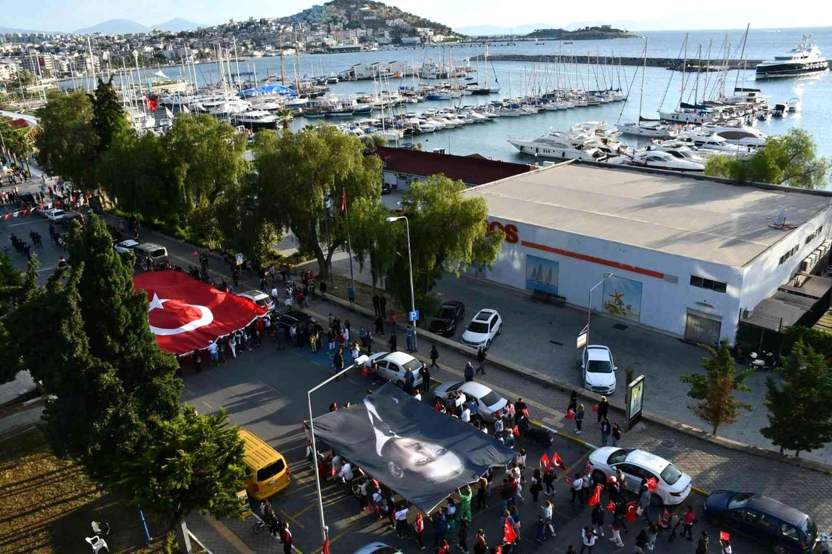 Kuşadası\'na Yakışır 19 Mayıs Kutlaması