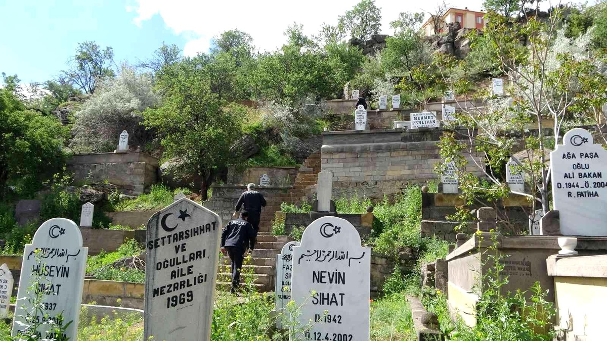 Liseli eski sevgililerin mezarlıktaki buluşması kanlı bitti: 1\'i ağır 2 yaralı