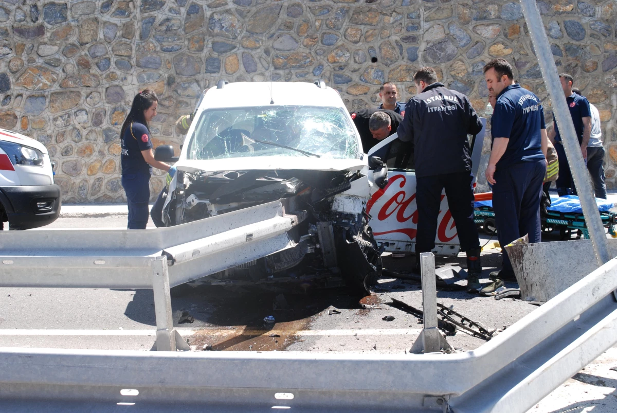 Maltepe\'de bariyerlere çarpan aracın sürücüsü ağır yaralandı
