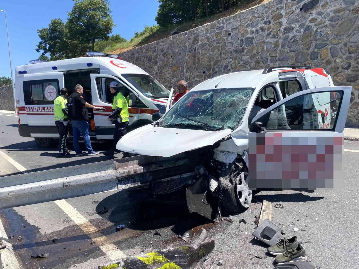 Maltepe\'de ticari araç bariyerlere saplandı: 2 yaralı