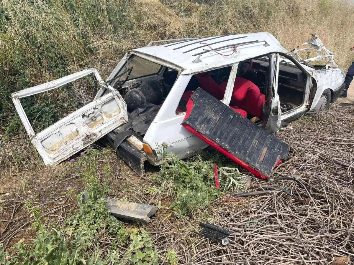 Manisa\'da lastiği patlayan otomobil tarlaya devrildi, 2 kişi ölümden döndü