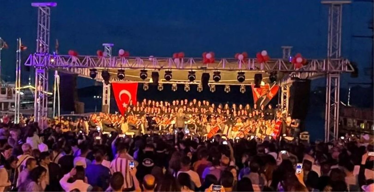 Marmaris\'te gençlerden oluşan 120 kişilik koro konser verdi