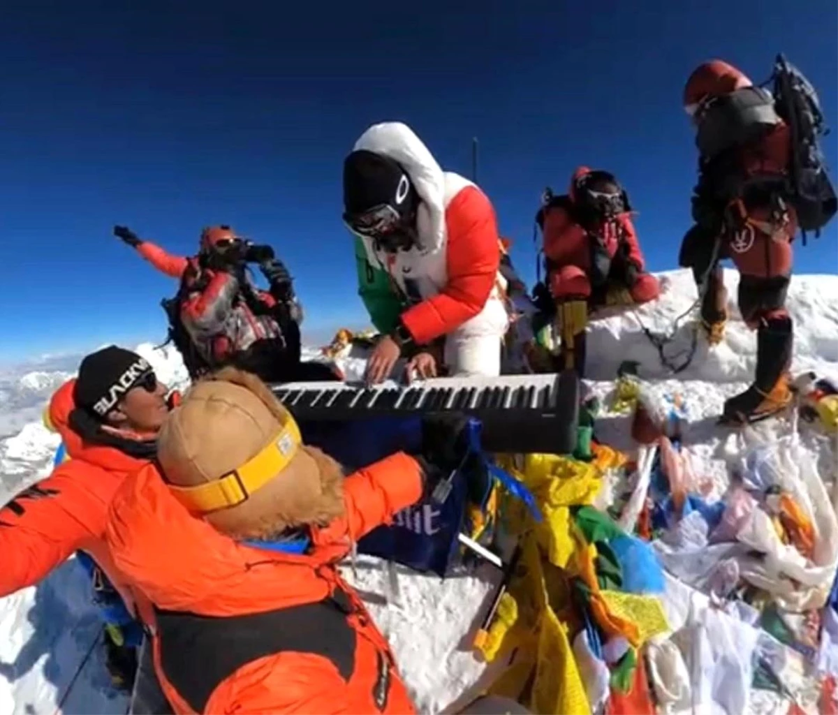 Meksikalı genç dağcı Everest Dağı\'nın zirvesinde org çaldı