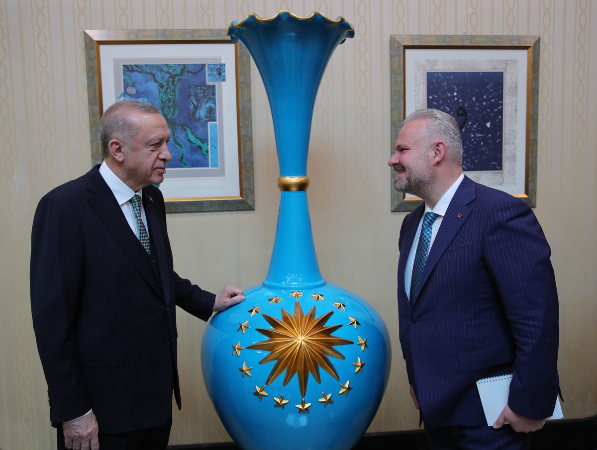 Menemenli çömlek ustası, Cumhurbaşkanı Erdoğan\'a vazo hediye etti