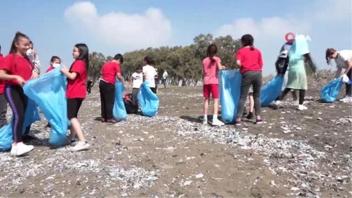 Mersin\'de 300 öğrenci, deniz kaplumbağaları için sahili temizledi