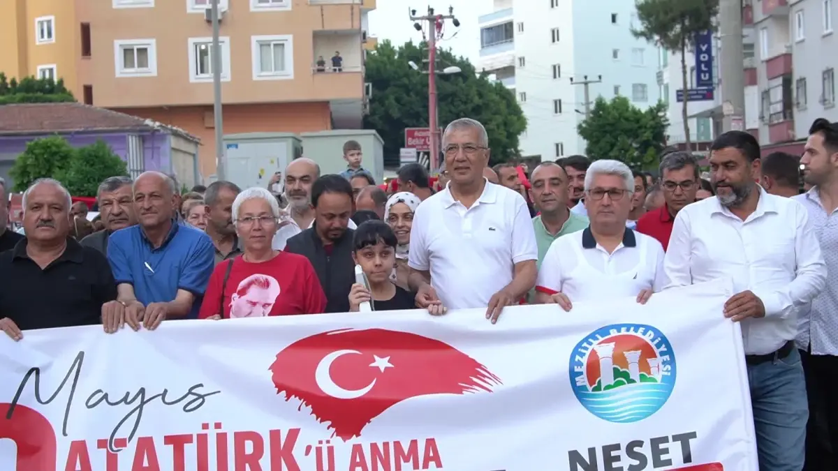 Mezitli'de Meşaleli Bayrak Yürüyüşü