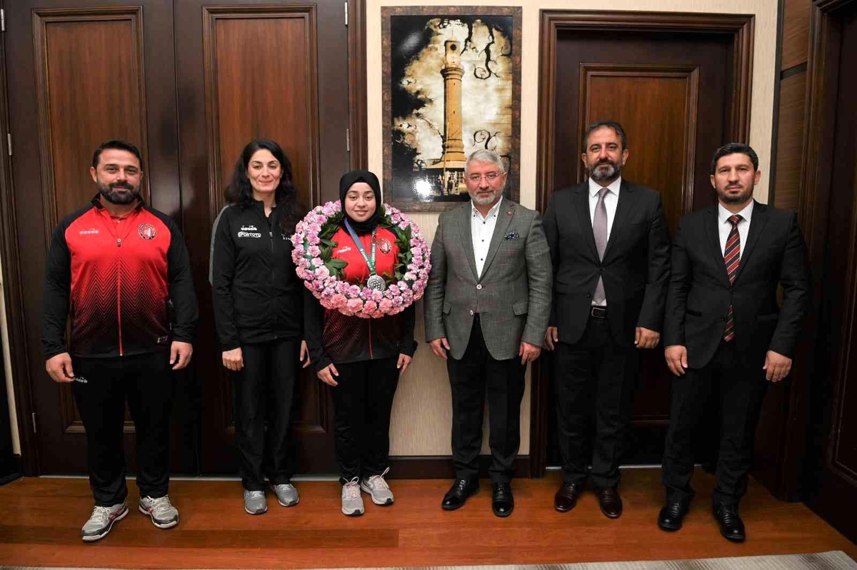 Şampiyon sporcu Başkan Aşgın\'ı ziyaret etti