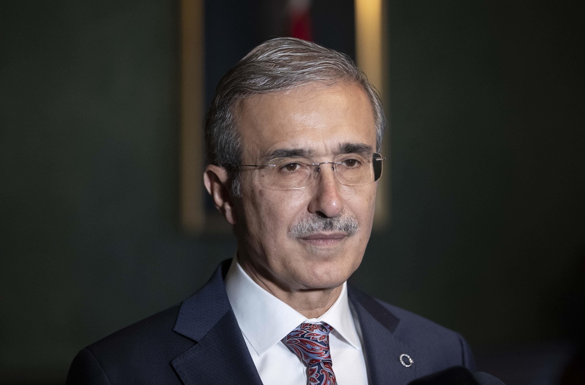 Savunma Sanayii Başkanı İsmail Demir, savunma sanayi ürünleri konusunda İngiltere tarafından Türkiye\'ye uygulanan ihracat kısıtlamalarının kalktığını...
