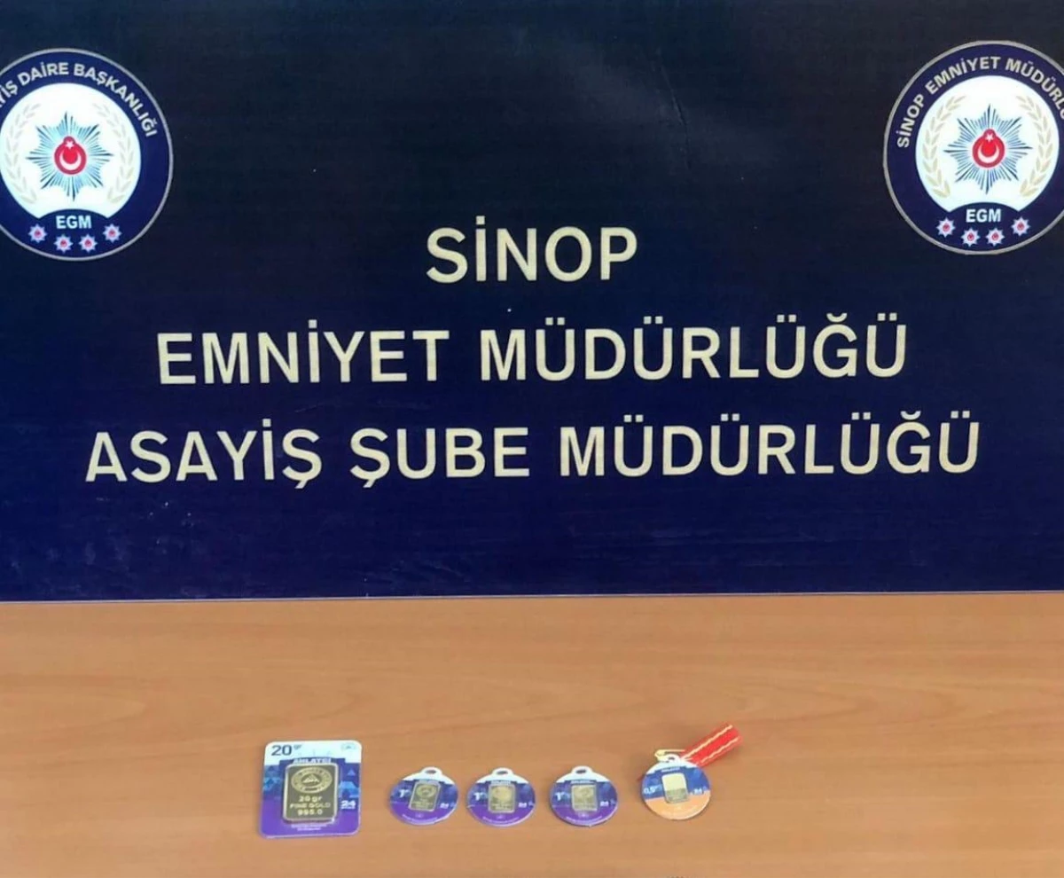 Sinop\'ta park halindeki araçtan altın çaldığı iddia edilen zanlı yakalandı