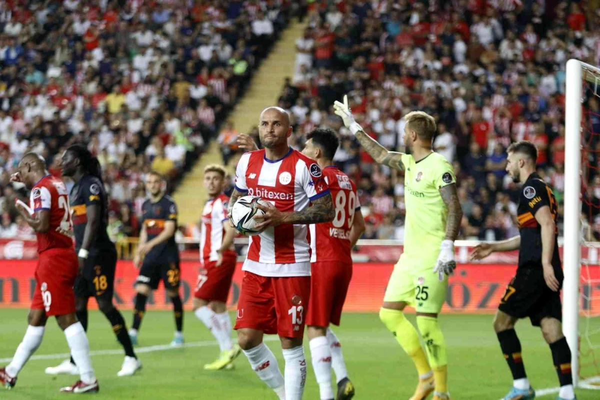 Spor Toto Süper Lig: FT Antalyaspor: 1 - Galatasaray: 0 (İlk yarı)