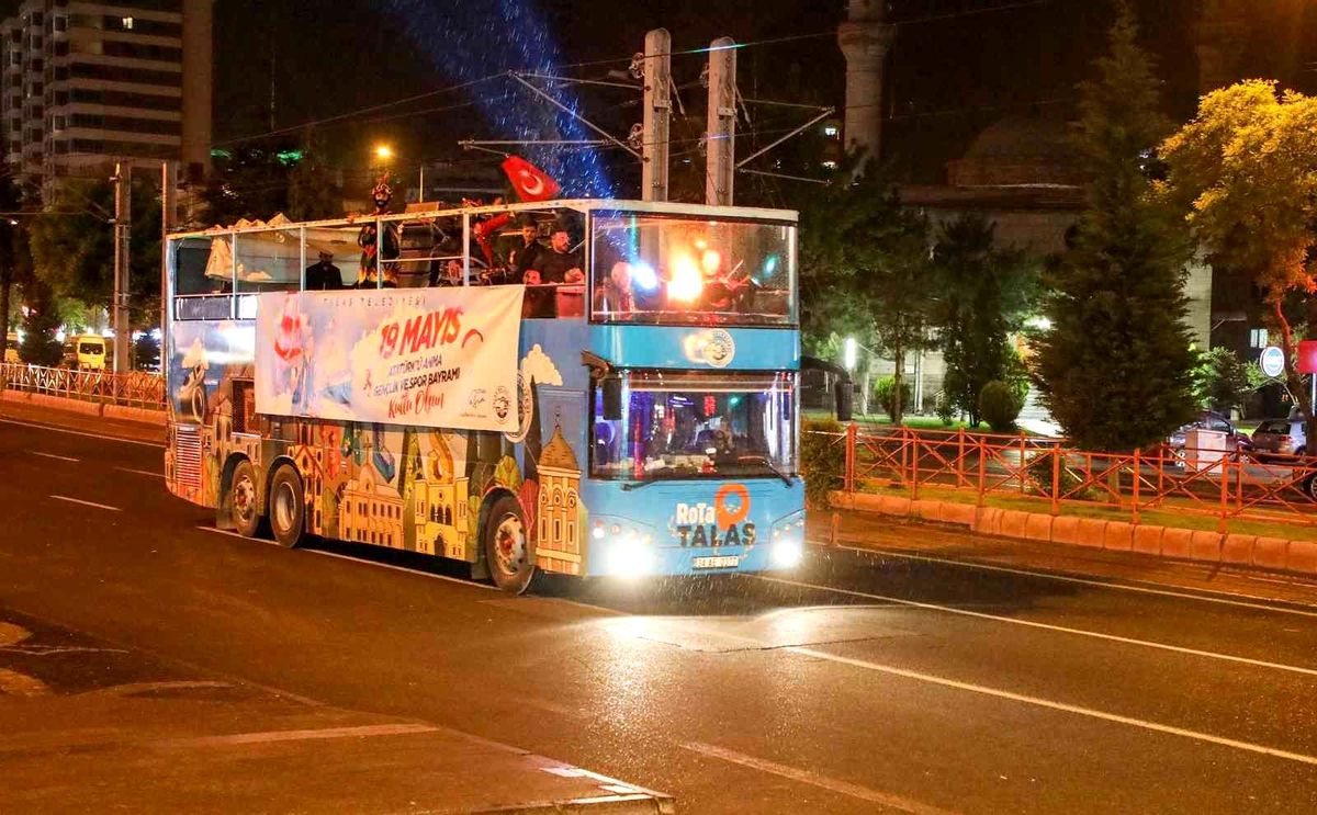 Talas\'ta gezi otobüsüyle 19 Mayıs coşkusu