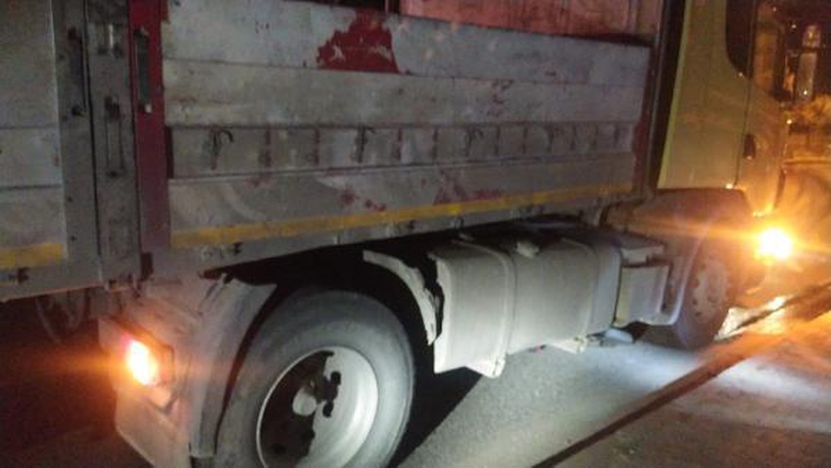 TIR\'ın altında kalan motosikletin sürücüsü ağır yaralandı