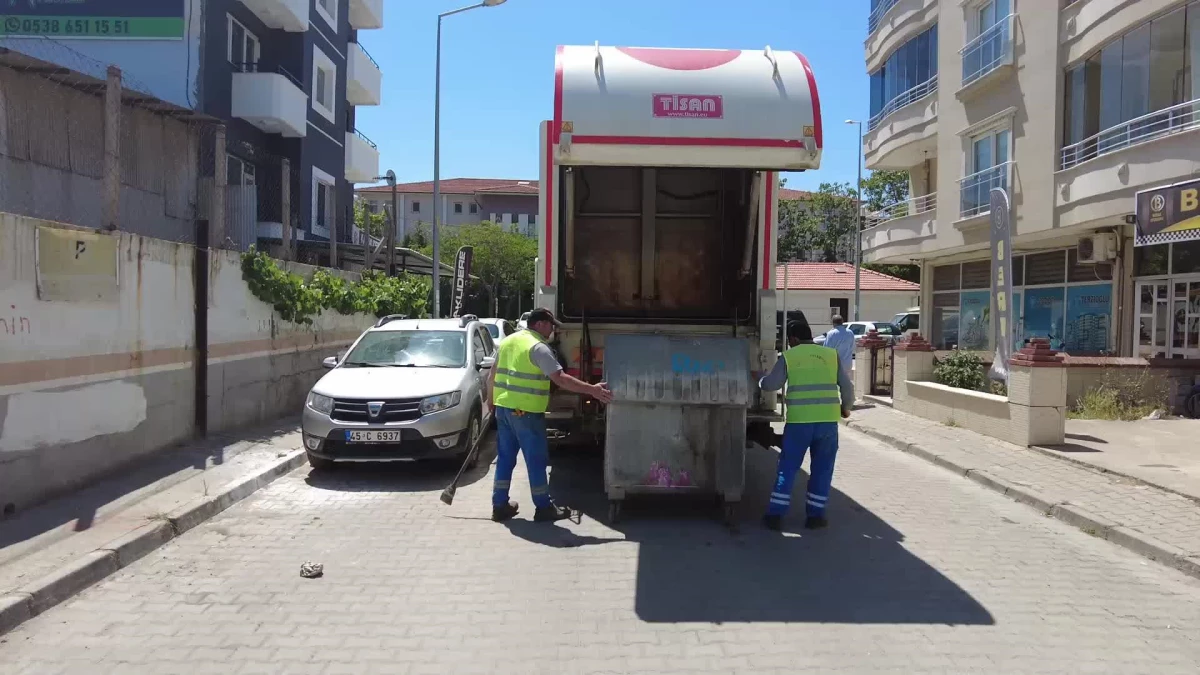 Turgutlu Belediyesi\'nden Çöp Konteynerlerine Temizlik