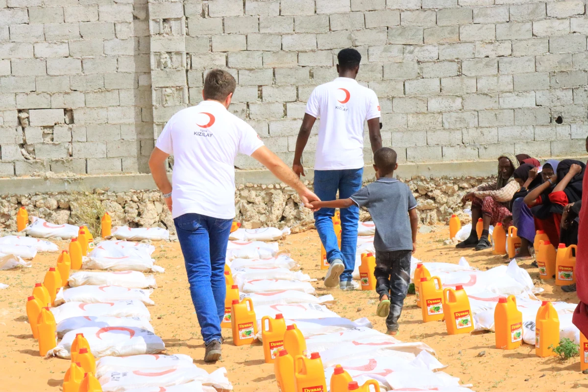 Türk Kızılaydan Somali\'deki kuraklıktan etkilenen 2 bin 200 aileye gıda yardımı