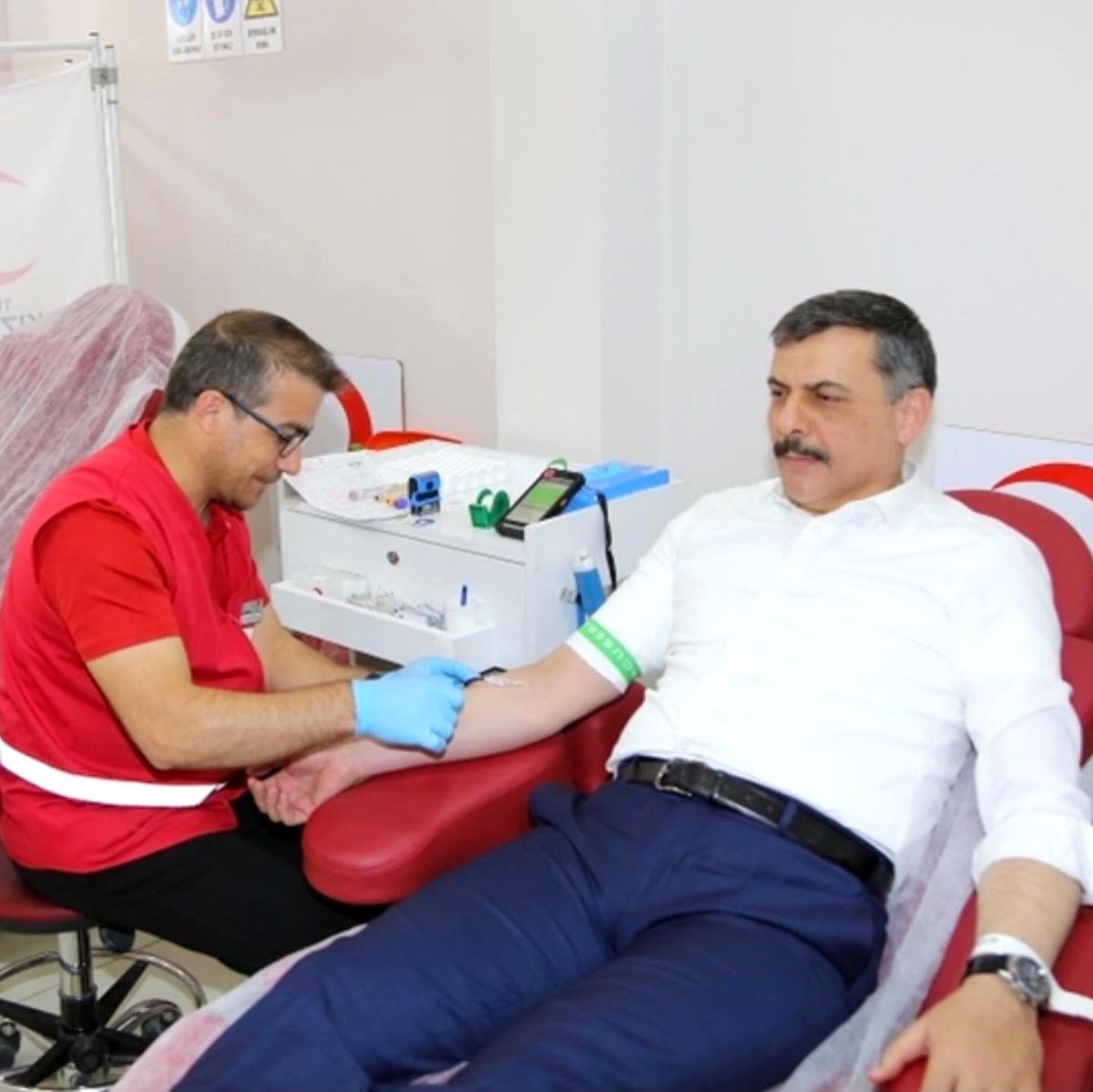 Vali Çiftçi\'den 35. kan bağışı
