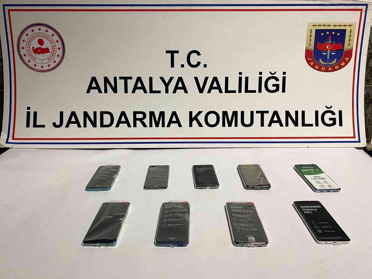 Yabancı uyruklu şüphelinin ikametinde 100 bin TL değerinde kaçak telefon bulundu