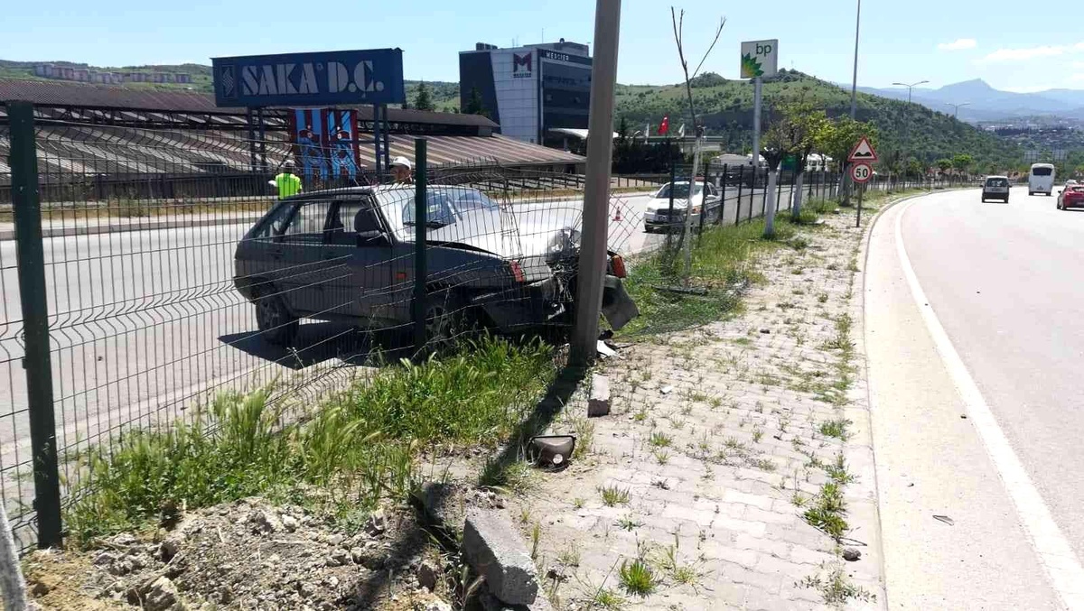 Yoldan çıkan otomobil direğe çarptı: 1 yaralı