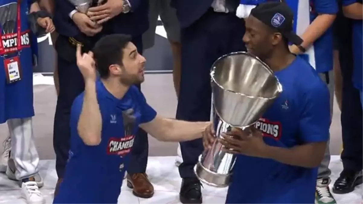 Anadolu Efes kaptanından büyük incelik! Doğuş Balbay\'ın hareketi spikeri bile şaşırttı