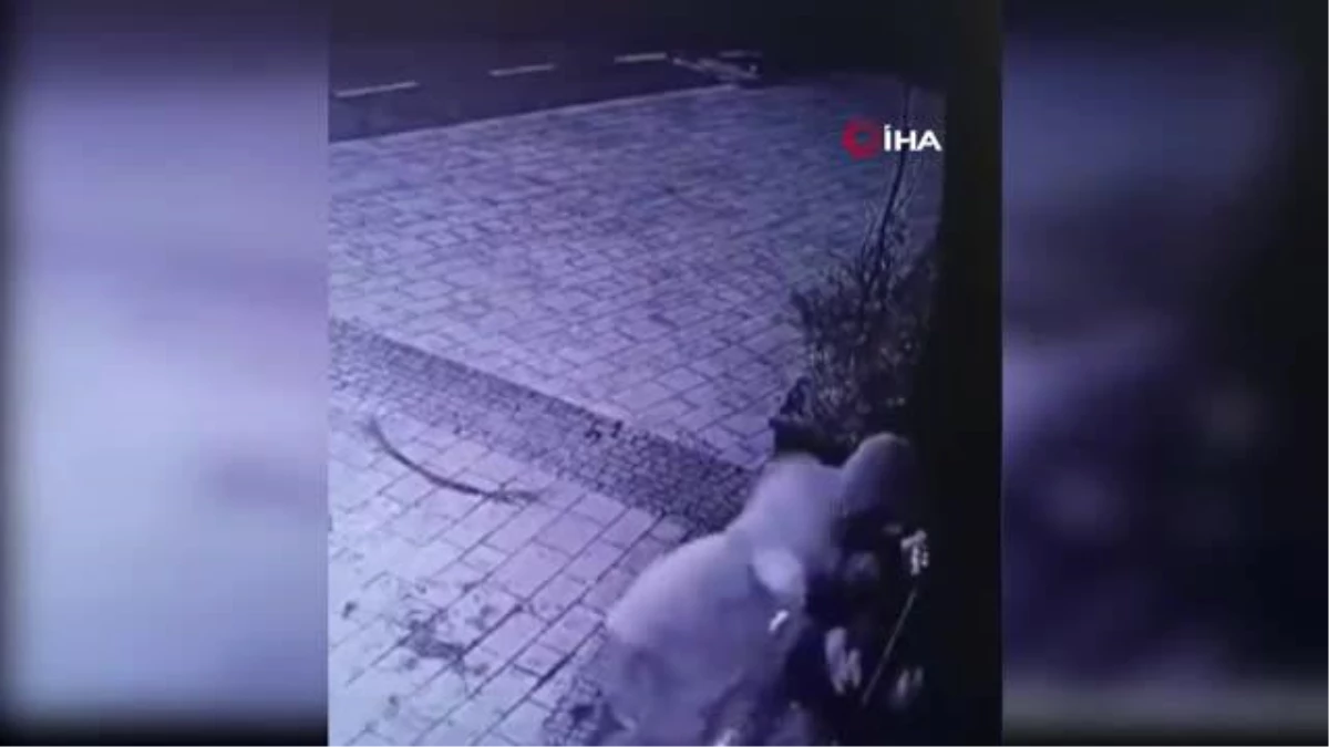 Bağcılar\'da işyerine giren hırsız önce kameraya, sonra polise yakalandı