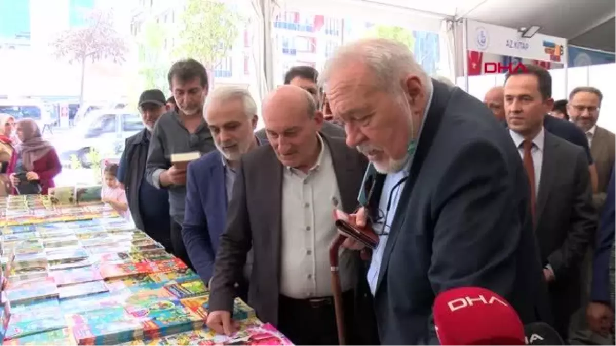 BAĞCILAR\'DA KİTAP FUARINA KATILAN İLBER ORTAYLI\'YA DOĞUM GÜNÜ SÜRPRİZİ