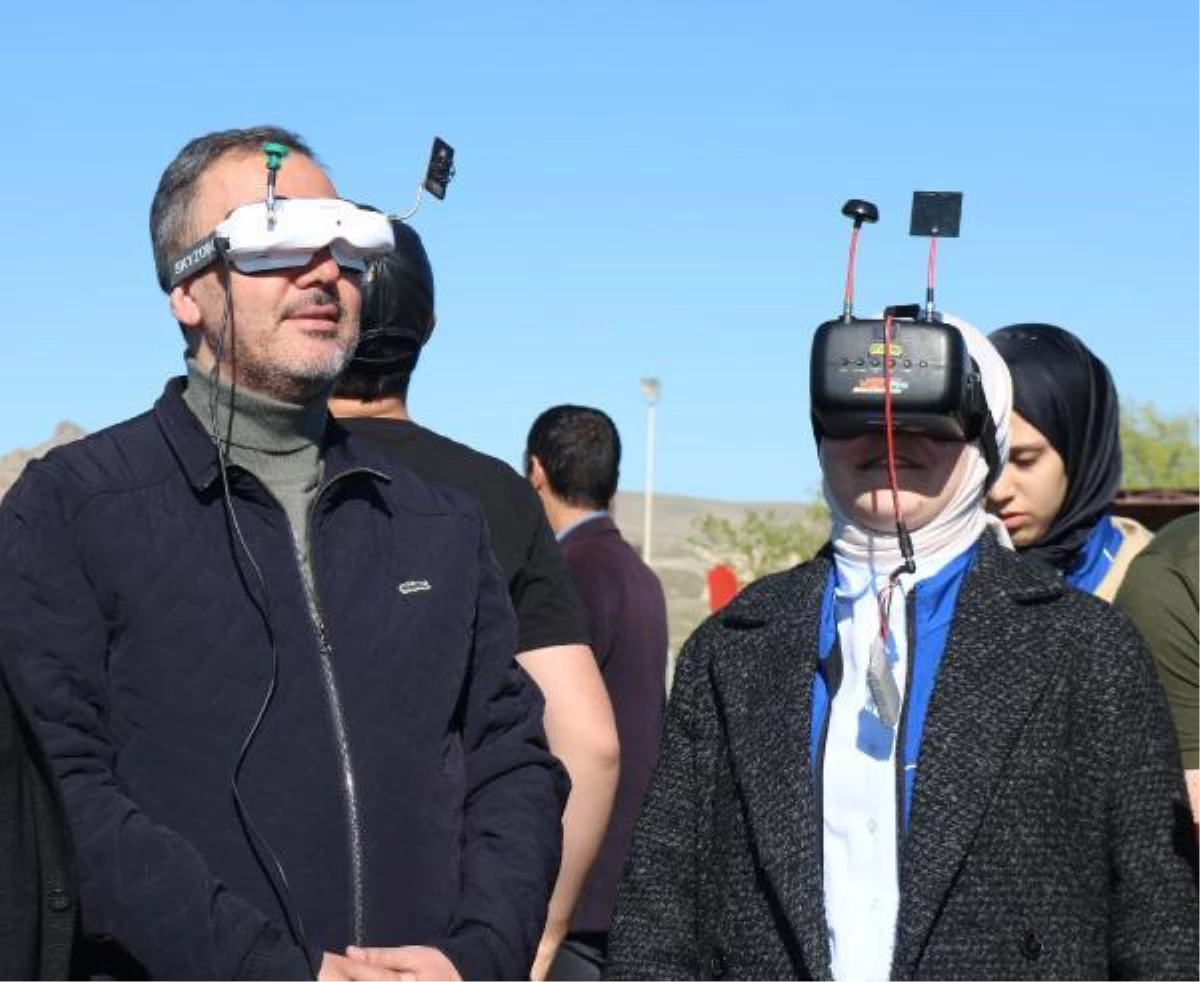 Bakan Kasapoğlu, Kapadokya\'da gençlerle balon turuna katıldı (2)