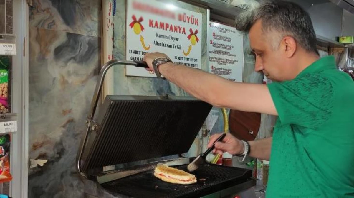 Bursa\'nın en ilginç tostçusu: 15 tost yiyenden para almıyor, altın veriyor