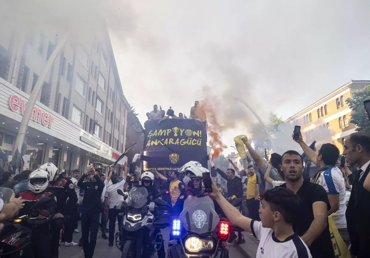Cumhurbaşkanı Yardımcısı Oktay, MKE Ankaragücü'nün şampiyonluk kutlamasına katıldı