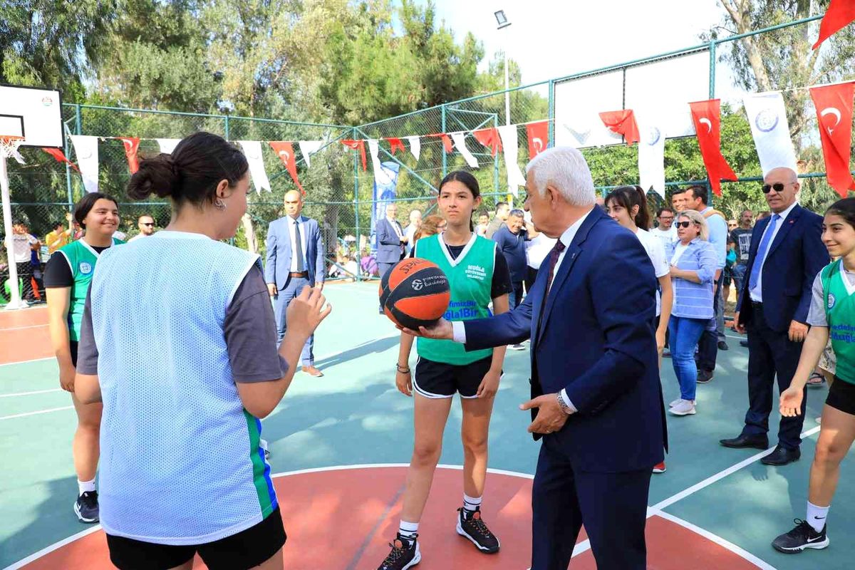 Datça\'ya Basketbol ve Voleybol sahası