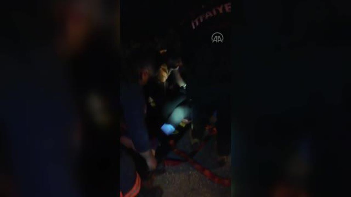 Devrilen hafif ticari araçtaki 2 kişi yaralandı