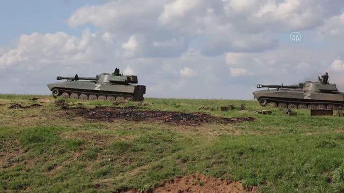 Donetsk kırsalında Rus ordusuna ait zırhlı birliklerinin ilerleyişi