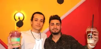 Elazığ'da iki kafadar kafe açıp enflasyona inat fiyatları yarı yarıya indirdi