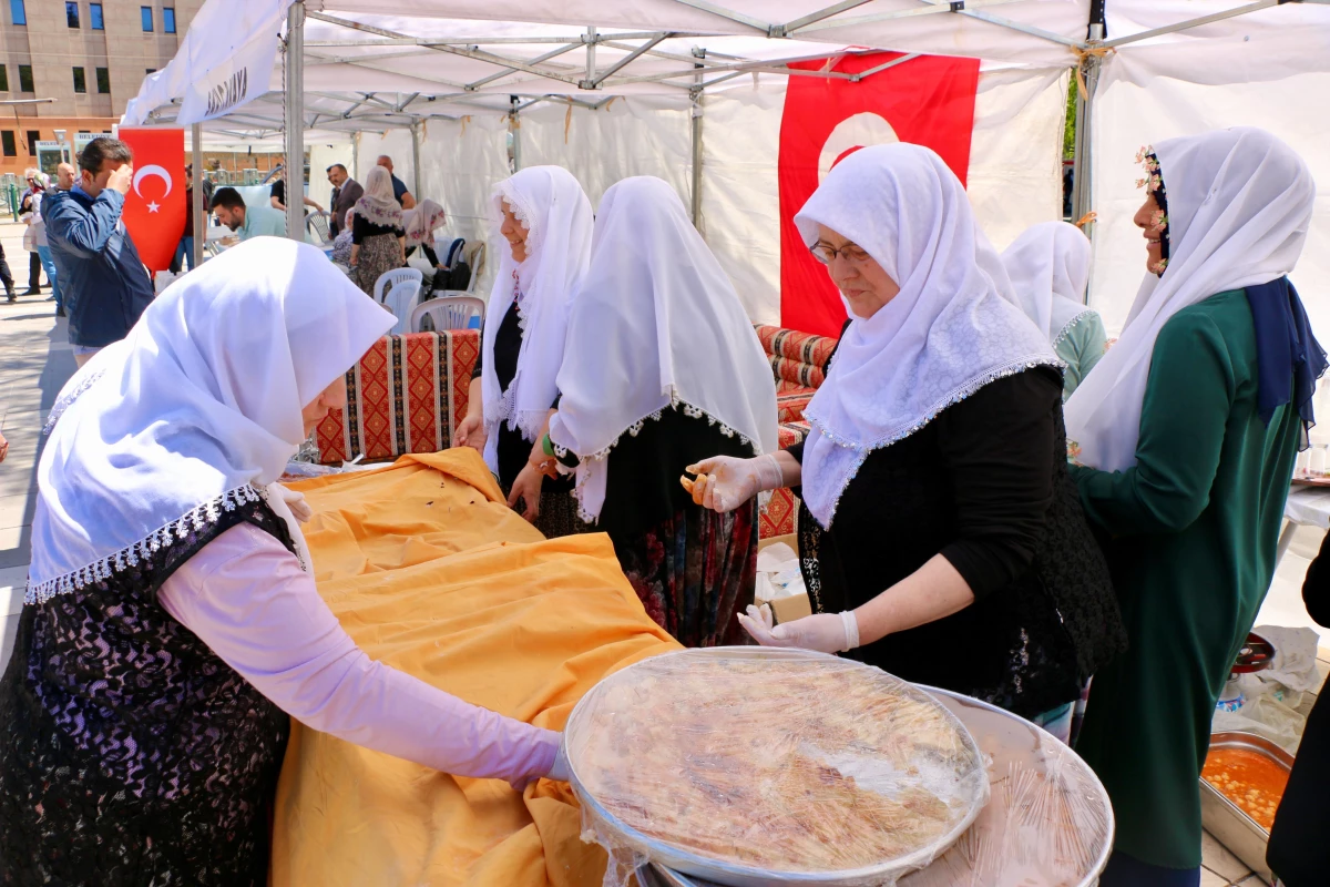 Eskişehir\'de kurulan stantlarda yöresel lezzetler ikram edildi