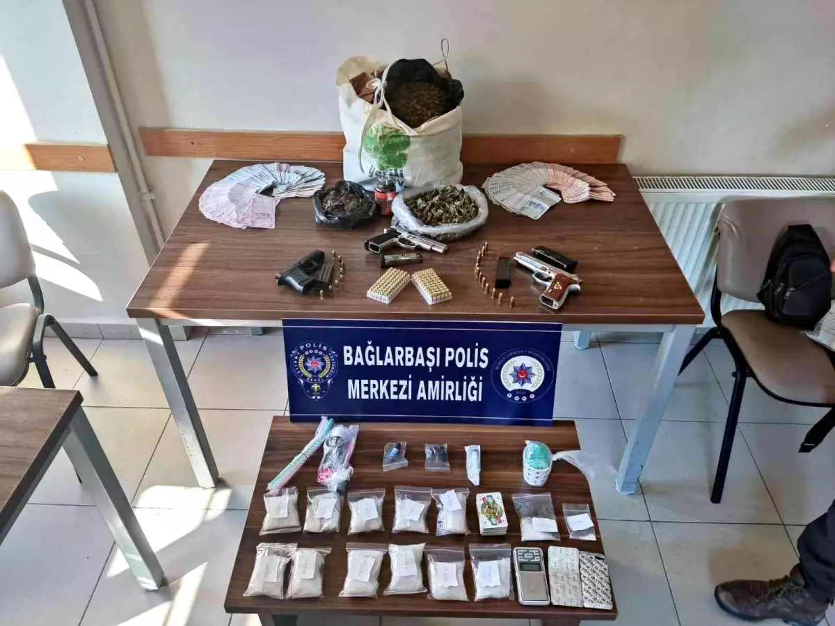 Gece bekçileri gizli bölmeyle kamufle olan zehir tacirlerini yakaladı