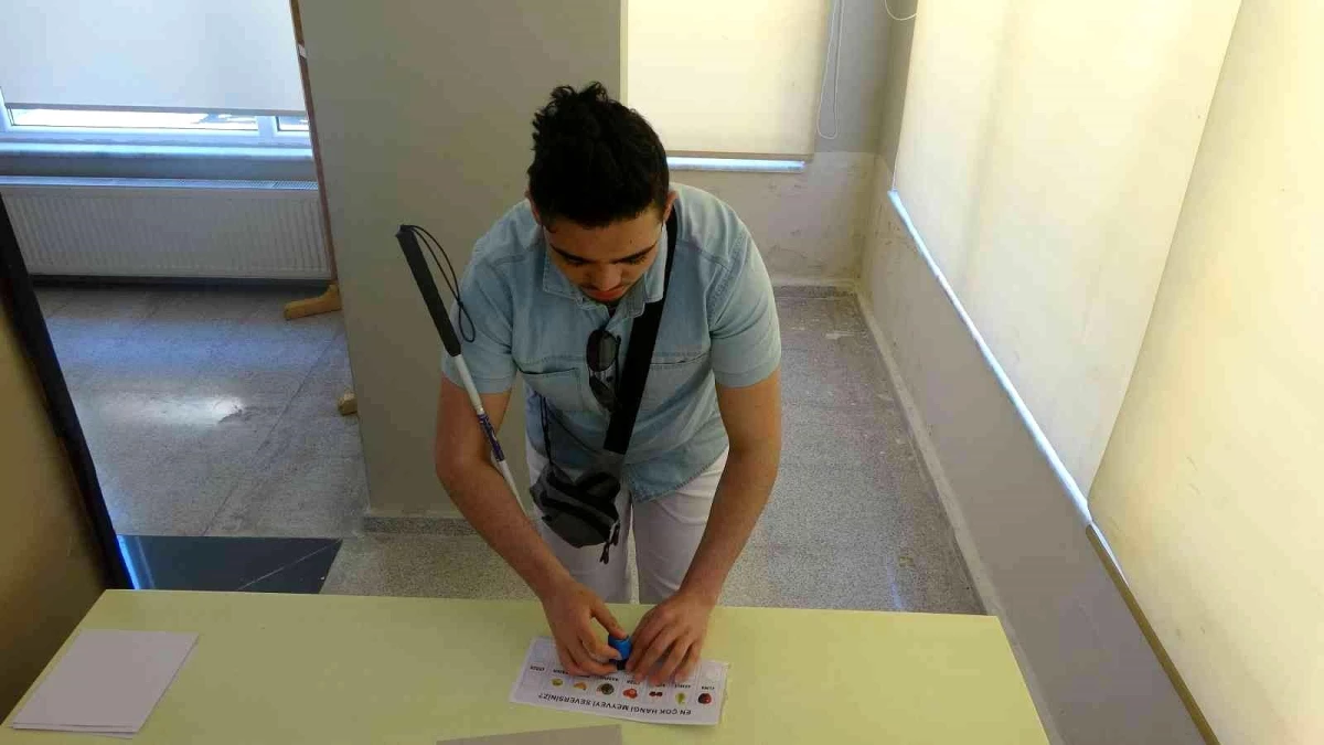 Görme engelli vatandaşlar braille yazılı şablonla ilk oylarını kullandı