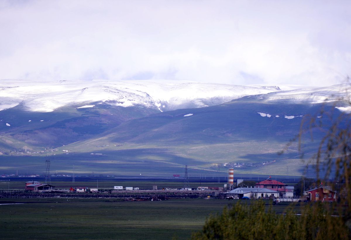 İlkbaharın son ayında yağan kar, Ardahan\'ın yükseklerini beyaza bürüdü