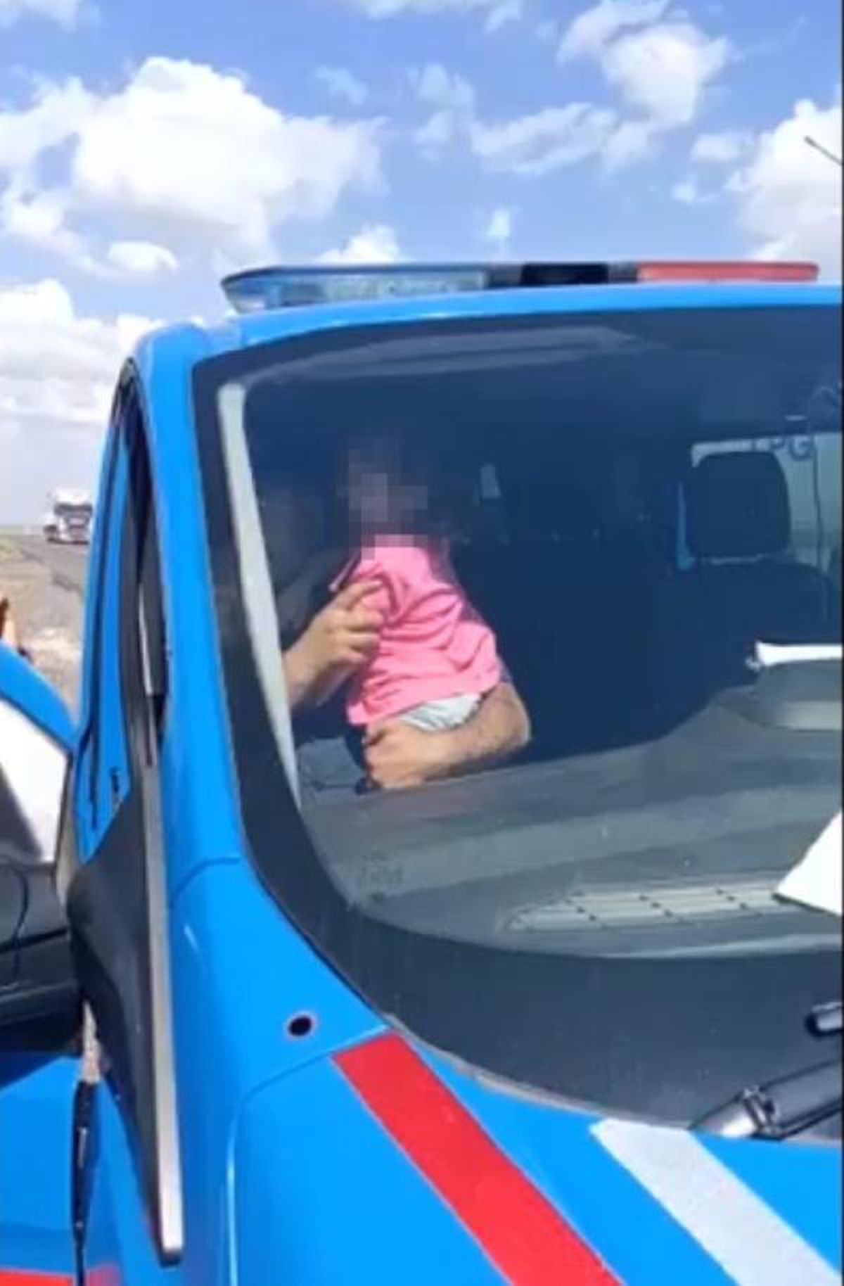 KIZLARINI MOLA YERİNDE UNUTTUKLARINI 30 KİLOMETRE GİTTİKTEN SONRA FARK ETTİLER