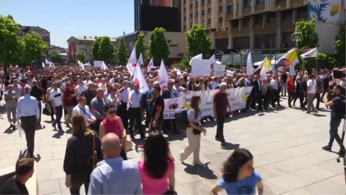 Kosova\'da kamuda maaş artışı talebiyle gösteri düzenlendi