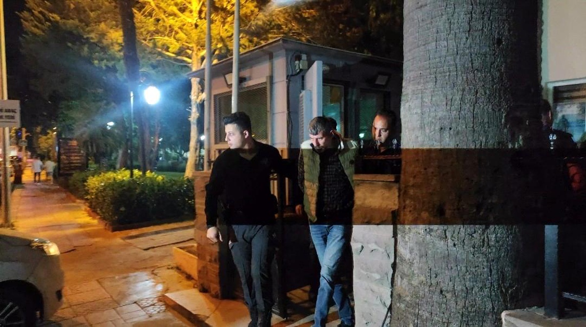 Kuşadası\'nda bir mekânda güvenlik görevlisi silahla vuruldu