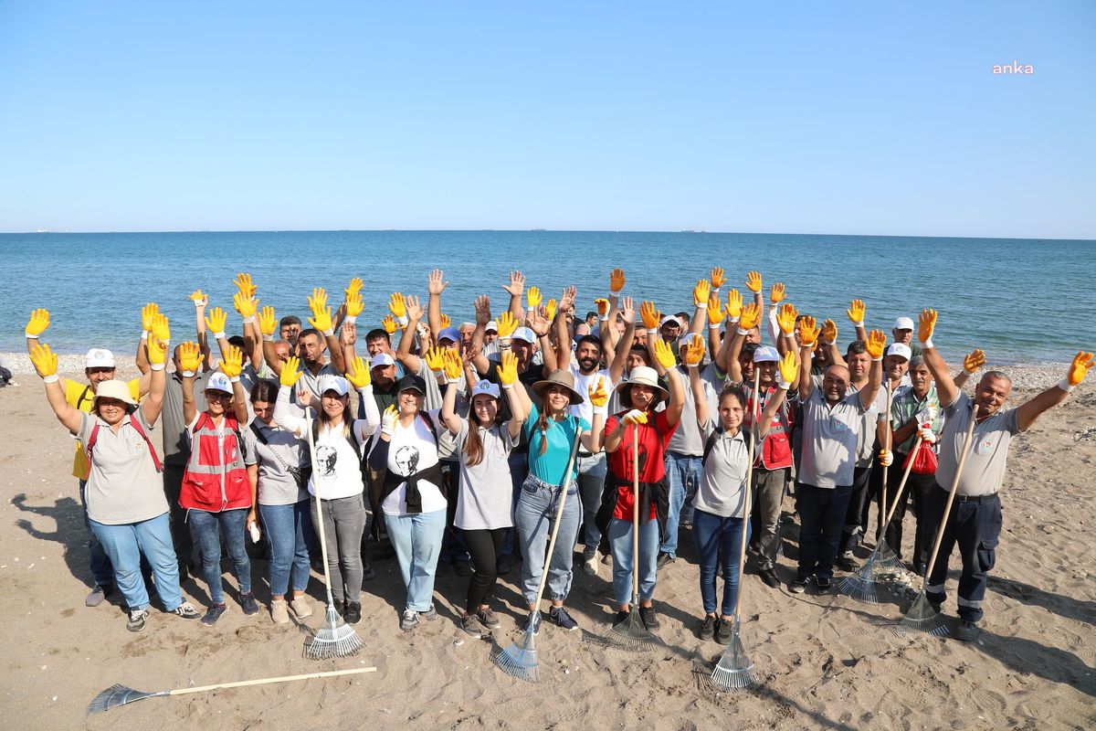 Mezitli Belediyesi Personelinden Sahil Temizliği