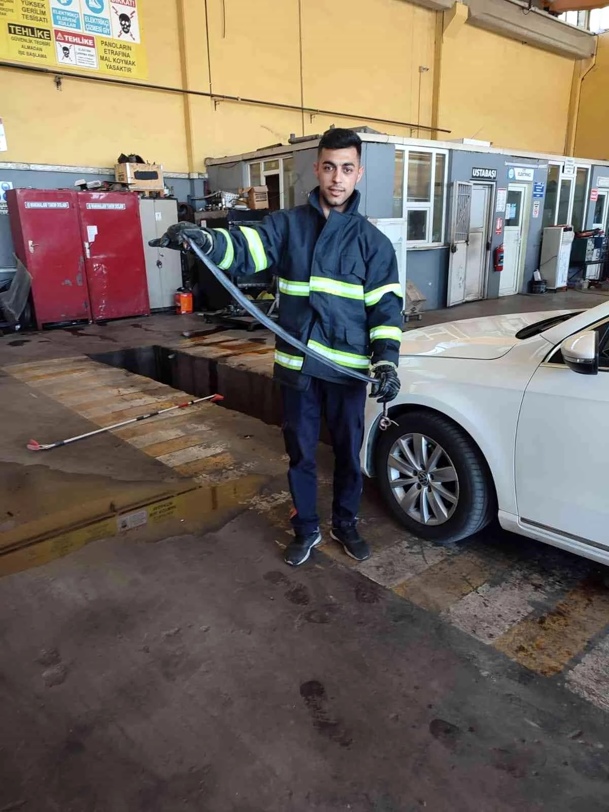 Otomobilin motor bölümüne giren yılanı itfaiye çıkardı