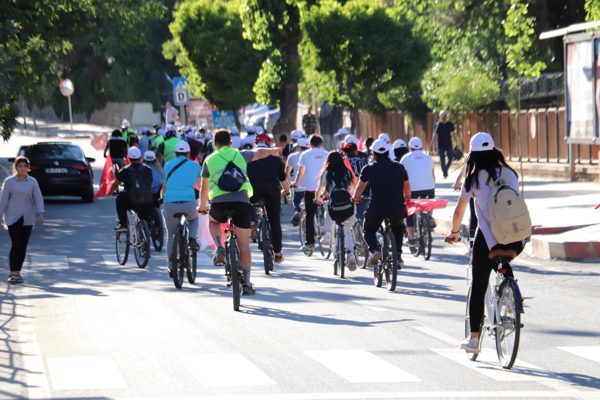 Siirtli gençler bisikletle şehir turu attı