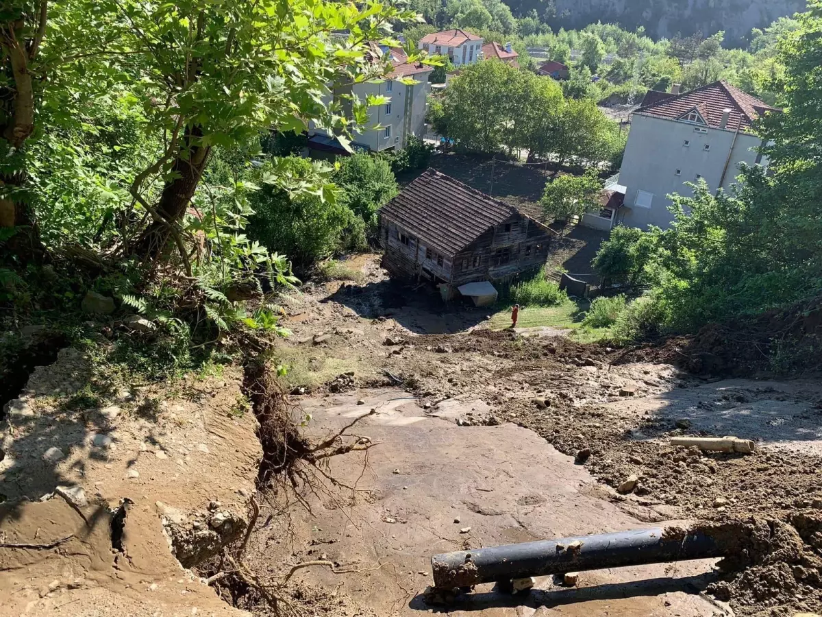 Sinop\'ta heyelan: 2 ev ve 1 samanlıkta zarar oluştu