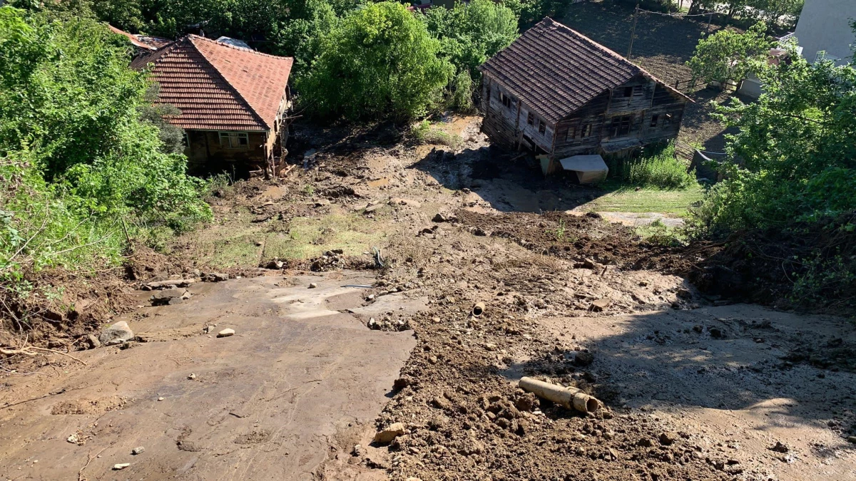 Sinop\'ta Meydana Gelen Heyelanda 2 Ev 1 Samanlık Zarar Gördü