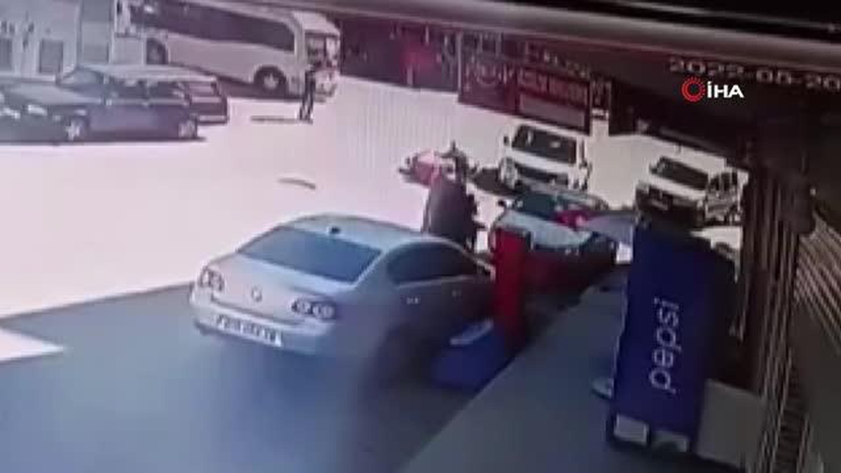 Sipariş taşıyan motosikletli kurye kazaya karıştı