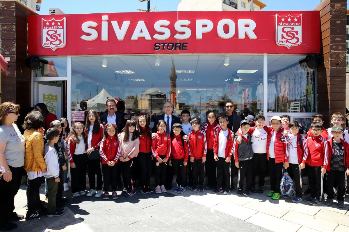 Sivas Valisi Yılmaz Şimşek\'ten Sivasspor Store\'a ziyaret