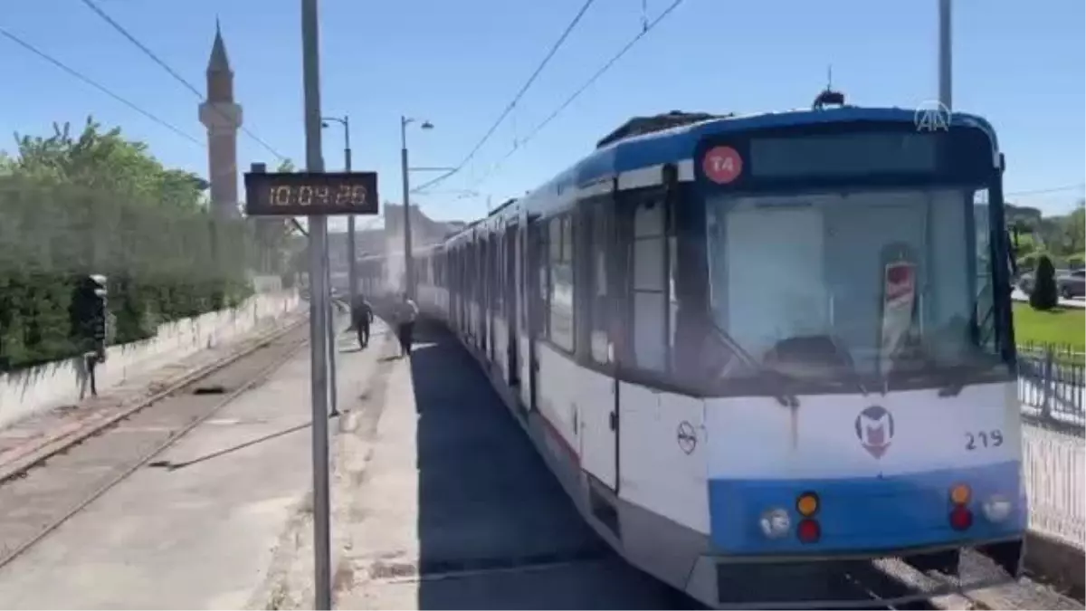 Topkapı durağında bekleyen tramvayda çıkan yangın söndürüldü