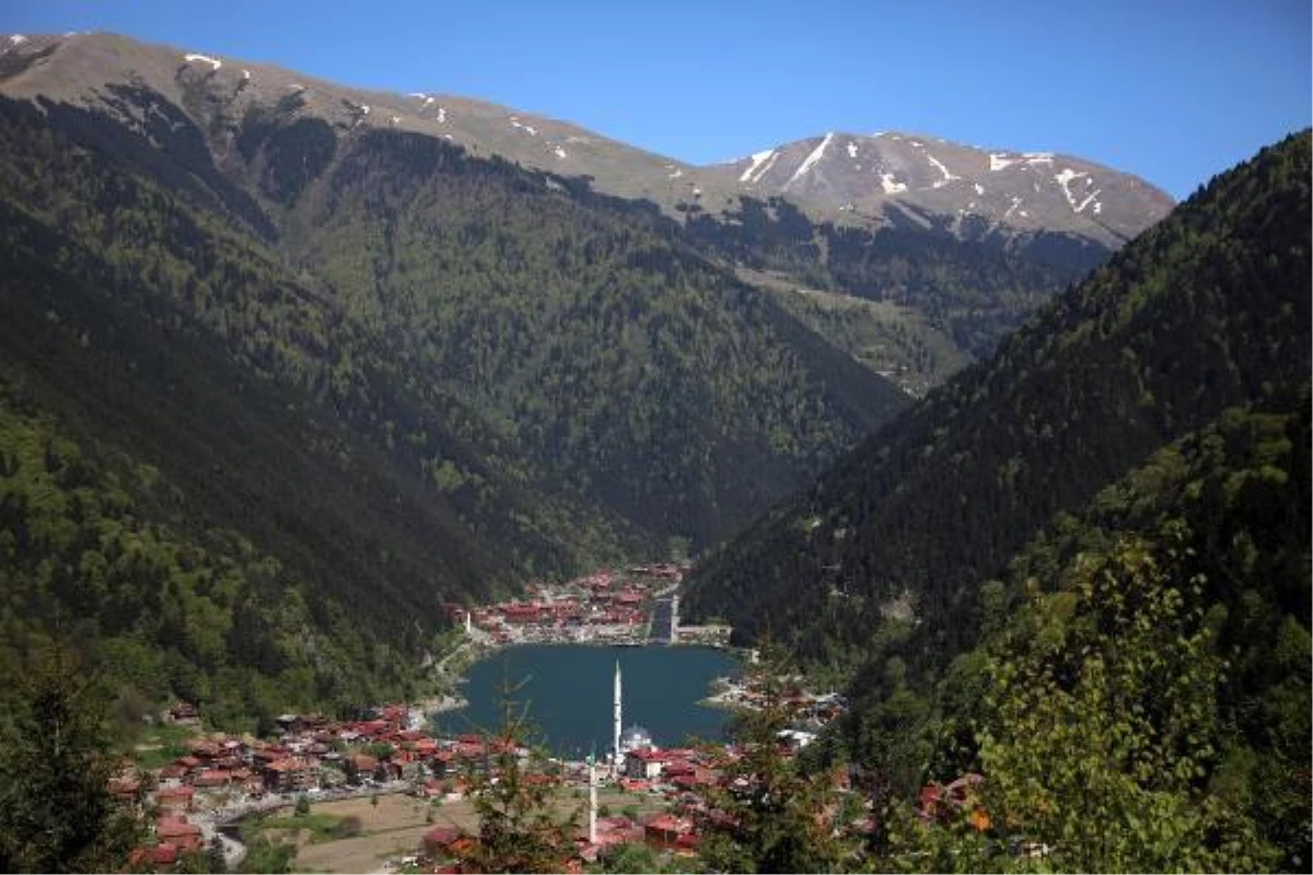 UZUNGÖL\'Ü ÇEVRELEYEN KAÇAK YAPILAR YIKILIYOR