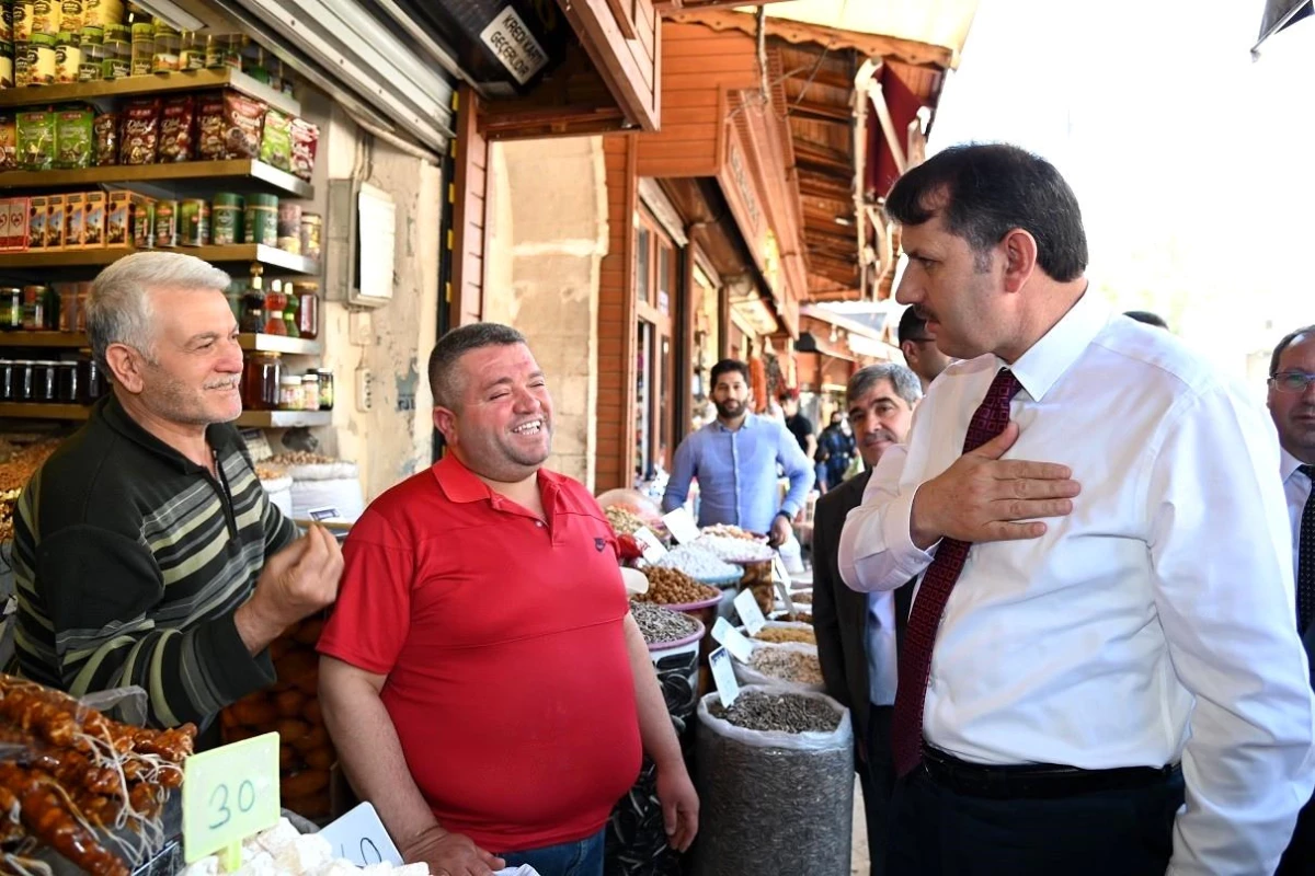 Vali Ayhan\'dan çarşı ve şehitlik ziyareti