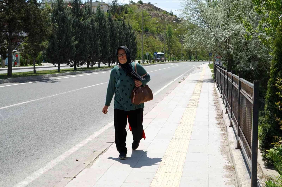18 yıl çalıştığı villanın sahiplerinden hakkını alamadığını iddia eden kadın Ankara\'ya yürüyecek